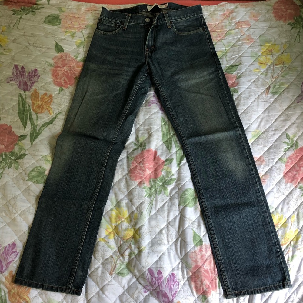 Medium wash Levi’s 514 Slim Straight